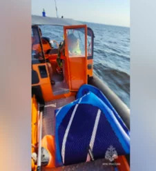 Фото: Женщину с ребёнком на сапброде унесло в Финский залив на 1,3 км от берега 1