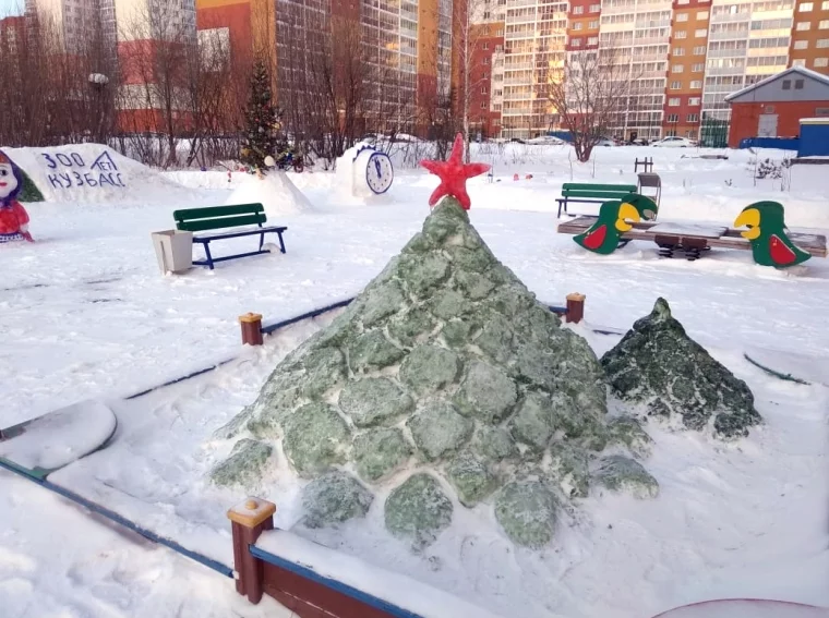 Фото: Для мальчишек и девчонок появился снежный городок «В гостях у сказки» на Радуге 1