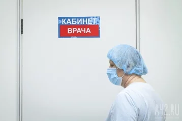 Фото: Кузбассовцы пожаловались на плачевное состояние поликлиники с жёлтыми разводами на потолке 1
