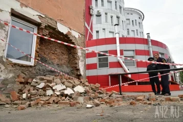 Фото: В центре Кемерова обрушилась часть стены жилого дома 1