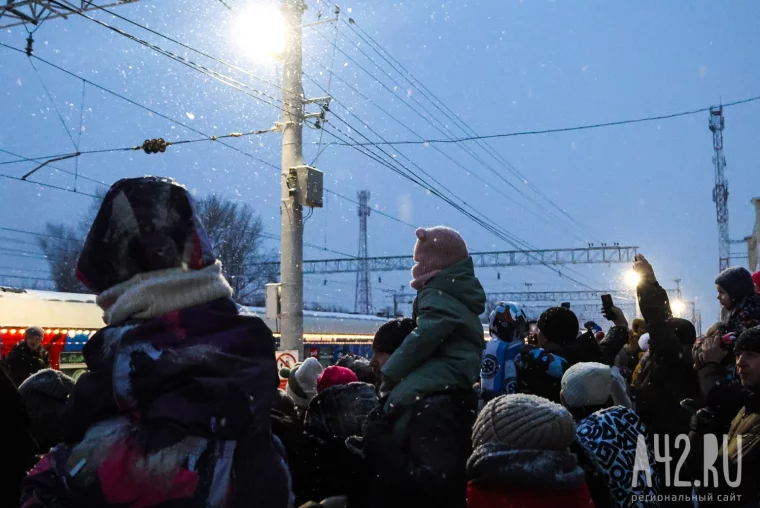 Фото: Волшебство на перроне: в Кемерово приехал поезд Деда Мороза 49
