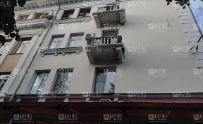 «Вот-вот рухнет»: кемеровчанку напугал осыпающийся балкон на Советском проспекте