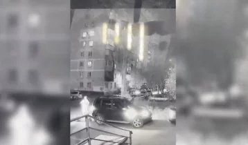Фото: В Кузбассе пьяный электросамокатчик повредил 4 автомобиля, припаркованных во дворе 1