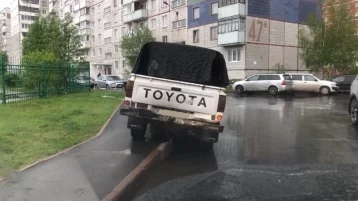 Фото: В Кемерове водителя Toyota трижды оштрафовали за парковку на тротуаре 1