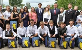 Илья Середюк вручил паспорта юным кемеровчанам