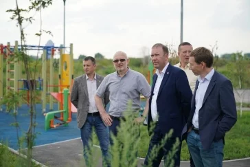 Фото: Мэр Кемерова проверил дом с протекающей крышей на бульваре Строителей 3
