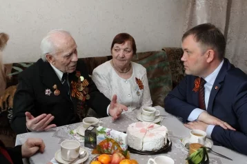 Фото: Глава Кемерова вручил премию и подарки супругам-ветеранам 1