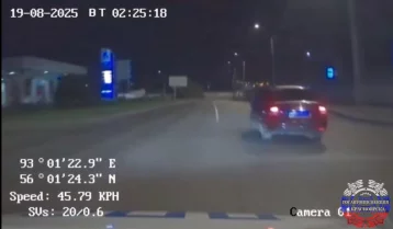 Фото: В Красноярске полицейским пришлось стрелять по колёсам автомобиля, чтобы остановить 15-летнего водителя 1