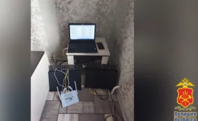 ФСБ и полиция накрыли базу телефонных мошенников в трёх съёмных квартирах в Кузбассе