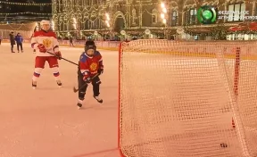 Владимир Путин сыграл в хоккей с больным раком мальчиком из Челябинска
