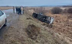 В Красноярском крае на трассе перевернулся автобус с пассажирами, 9 человек пострадали