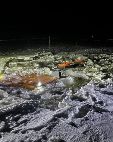 В Архангельской области бензовоз с топливом провалился под лёд, водитель жив