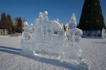 Фото: «Давайте взрослеть»: мэра Междуреченска возмутили вандалы, повредившие ледовые скульптуры в центре города 1