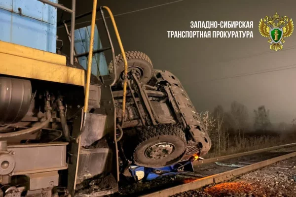В Кузбассе ночью столкнулись поезд и грузовик