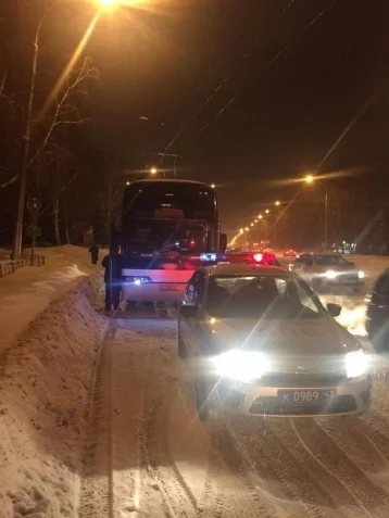 Фото: В Кемерове сотрудники ГИБДД тушили дымящийся автобус 1