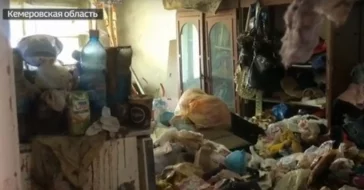 Фото: Горы зловонного мусора обнаружили коммунальщики в квартире в Кемерове 2