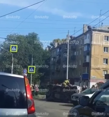 Фото: В Кузбассе автомобиль перевернулся в результате ДТП 1
