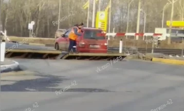 Фото: На переезде в Кемерове работница железной дороги спасла водителя от столкновения с поездом 1
