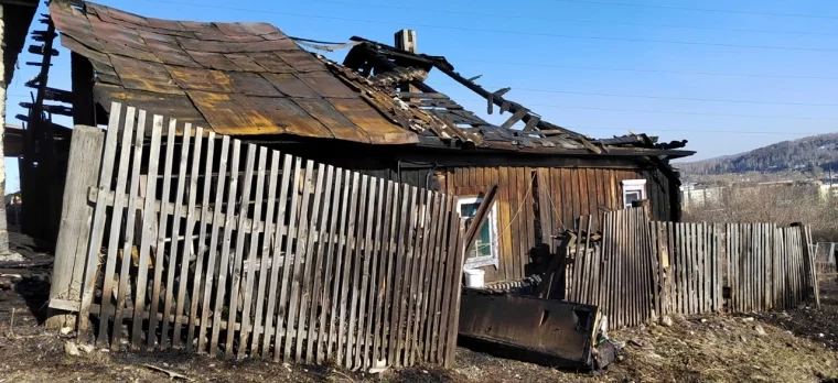 Фото: «Всё вспыхнуло моментально»: в кузбасском городе сгорел дом 2