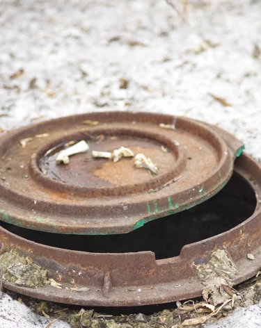 В Краснодаре 10-летняя девочка провалилась в люк по дороге в школу