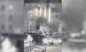 В Кузбассе пьяный электросамокатчик повредил 4 автомобиля, припаркованных во дворе