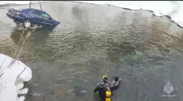 Фото: На Сахалине из реки достали автомобиль с телом внутри 1