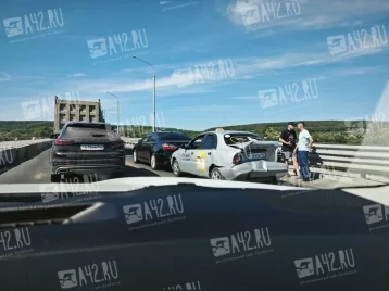 Фото: Примерно часовая пробка образовалась на Кузбасском мосту в Кемерове из-за ДТП 1