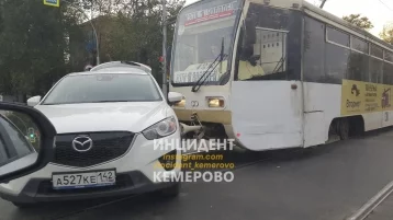 Фото: В Кемерове произошло ДТП с участием трамвая 1