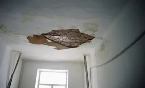 В Кемерове управляющую компанию обязали починить протекающую крышу после обрушения штукатурки в доме