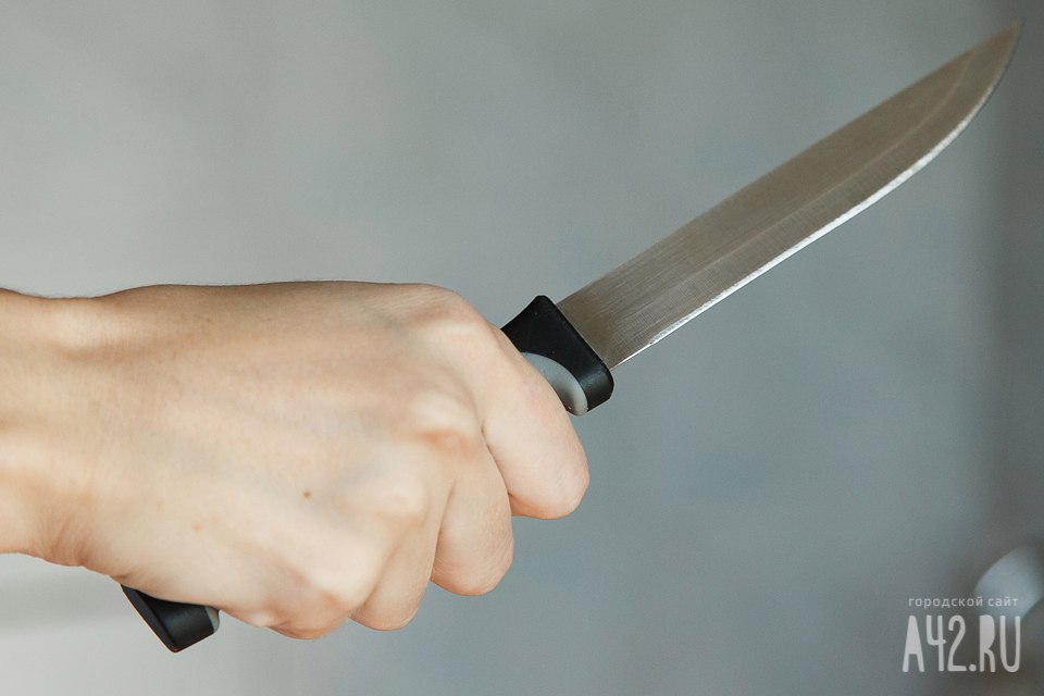 В Кузбассе неадекватный мужчина угрожал ножом другу