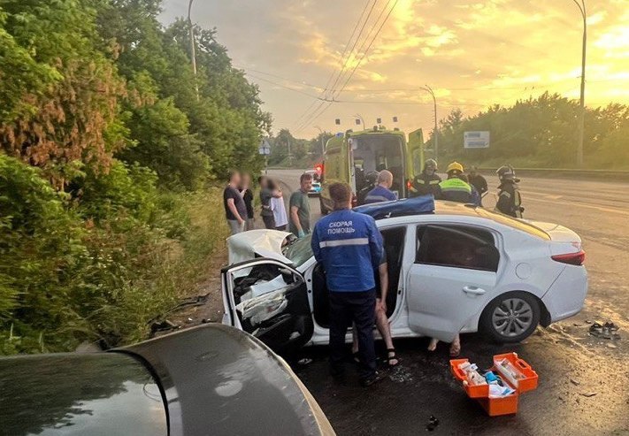 Травмированы 8 человек: стали известны детали жёсткого ДТП у Кузбасского моста в Кемерове