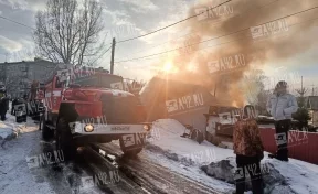 «Сильно обгорел»: в Кузбассе жильцы частного дома эвакуировались из-за пожара