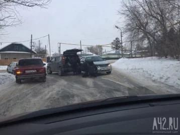 Фото: Столкнувшиеся иномарки перекрыли дорогу в Рудничном районе Кемерова 1
