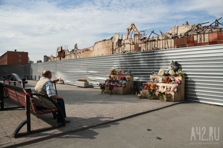 Фото: В Кемерове на месте стихийного мемориала у «Зимней вишни» начали устанавливать памятный камень 2