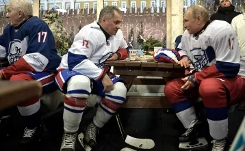 Фото: Владимир Путин сыграл в хоккей на Красной площади 3