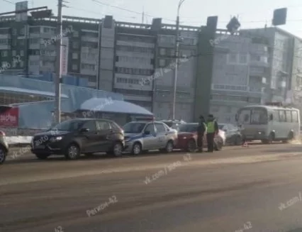 Фото: «Необычный паровозик»: в Кемерове произошло ДТП с участием полицейской машины 2