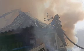 МЧС показало видео тушения пожара в частном доме в Кузбассе