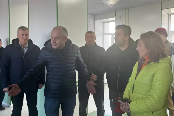 Заместитель губернатора Кузбасса выявил нарушения при ремонте поликлиники