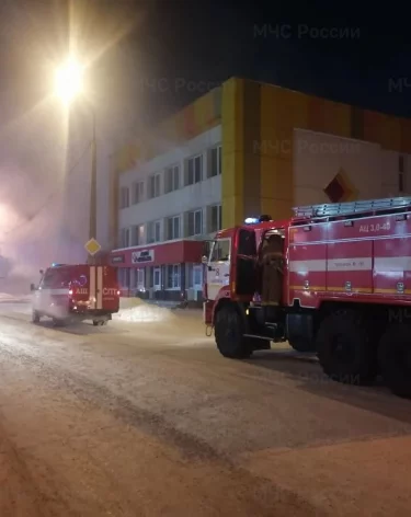 Крупный пожар произошёл в торговом центре в Ангарске