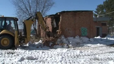Фото: В Кемерове снесли опасную заброшенную постройку 2