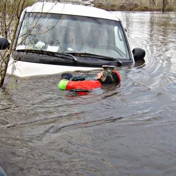 Фото: Мужчины пострадали в утонувшем Land Cruiser в Кузбассе 1
