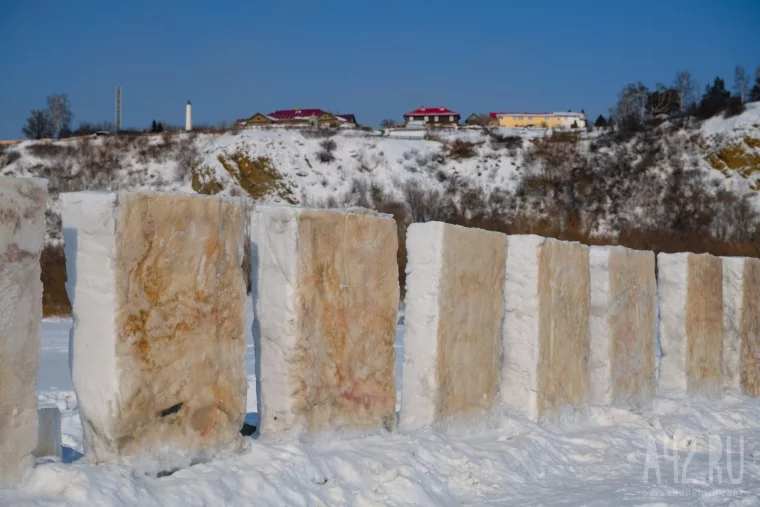 Фото: «Похоже на Стоунхендж»: кемеровчане заметили необычную конструкцию на льду Томи у Кузнецкого моста 10