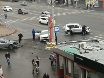 Фото: Автомобили не смогли разъехаться на проспекте Ленина в Кемерове 1