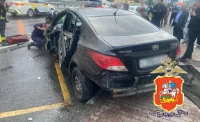 В Долгопрудном автомобиль въехал в автобусную остановку, пострадали 2 человека
