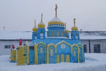 Фото: В Кузбассе осуждённые построили копию храма Христа Спасителя из снега 1