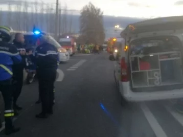 Фото: При столкновении школьного автобуса с поездом во Франции погибли дети 1