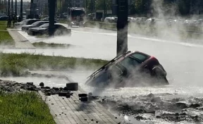 В Петербурге автомобили залило кипятком из-за прорыва трубы, один провалился в промоину