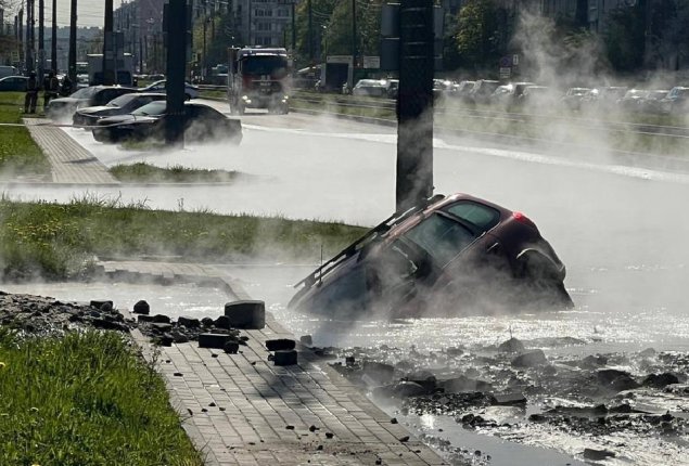 В Петербурге автомобили залило кипятком из-за прорыва трубы, один провалился в промоину
