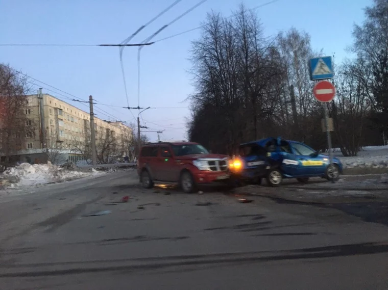 Фото: На кемеровском перекрёстке серьёзно столкнулись Dodge и такси LADA Kalina 2