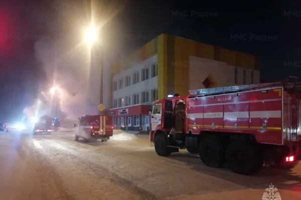 Крупный пожар произошёл в торговом центре в Ангарске